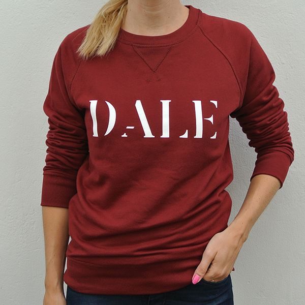 Sweater organic cotton burgundy red quote text white Dale model front