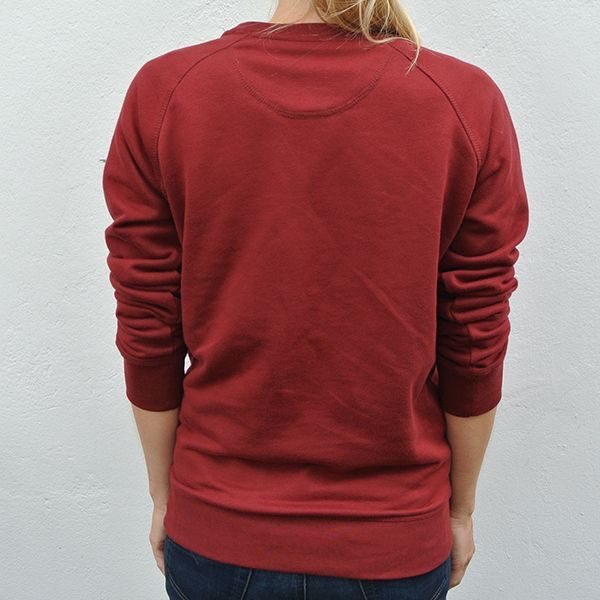 Sweater organic cotton burgundy red quote text white Dale model back