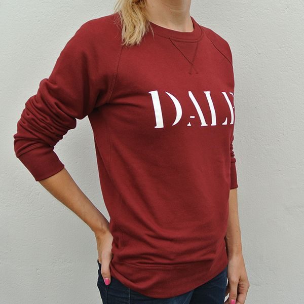 Sweater organic cotton burgundy red quote text white Dale model side