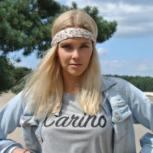 Grey organic shirt Cariño girl smiling