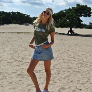 Green organic shirt Cariño girl smiling