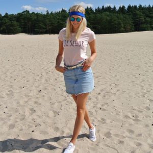 Pink organic shirt Si Señor girl smiling