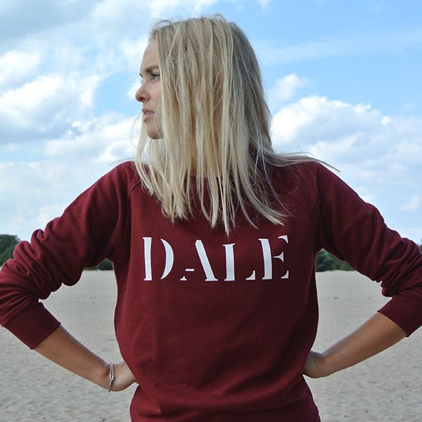 Sweater organic cotton burgundy red quote text white Dale model