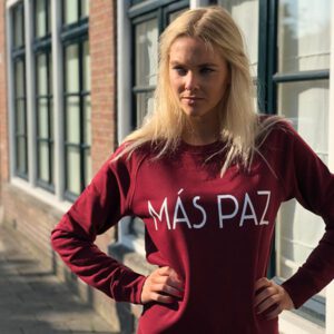 Sweater organic cotton burgundy red quote text white mas paz model