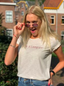 Blond girl with sunglasses wearing beige shirt and