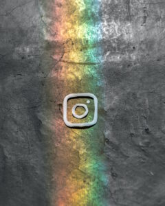 grijze ondergrond regenboog logo instagram