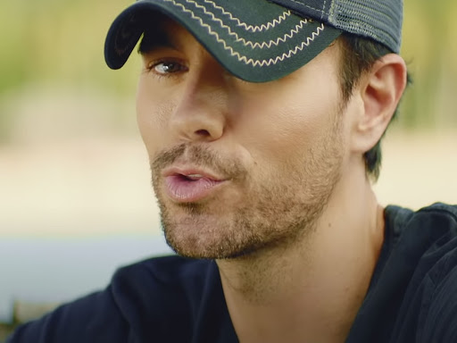 enrique iglesias singing in clip with cap